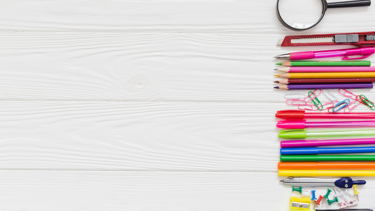 Канцелярские принадлежности на белом деревянном фоне