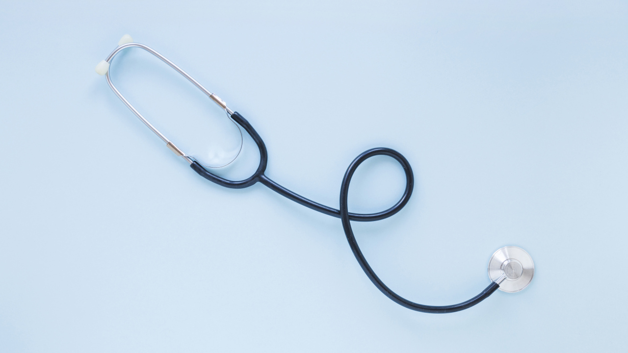 Стетоскоп на голубом фоне