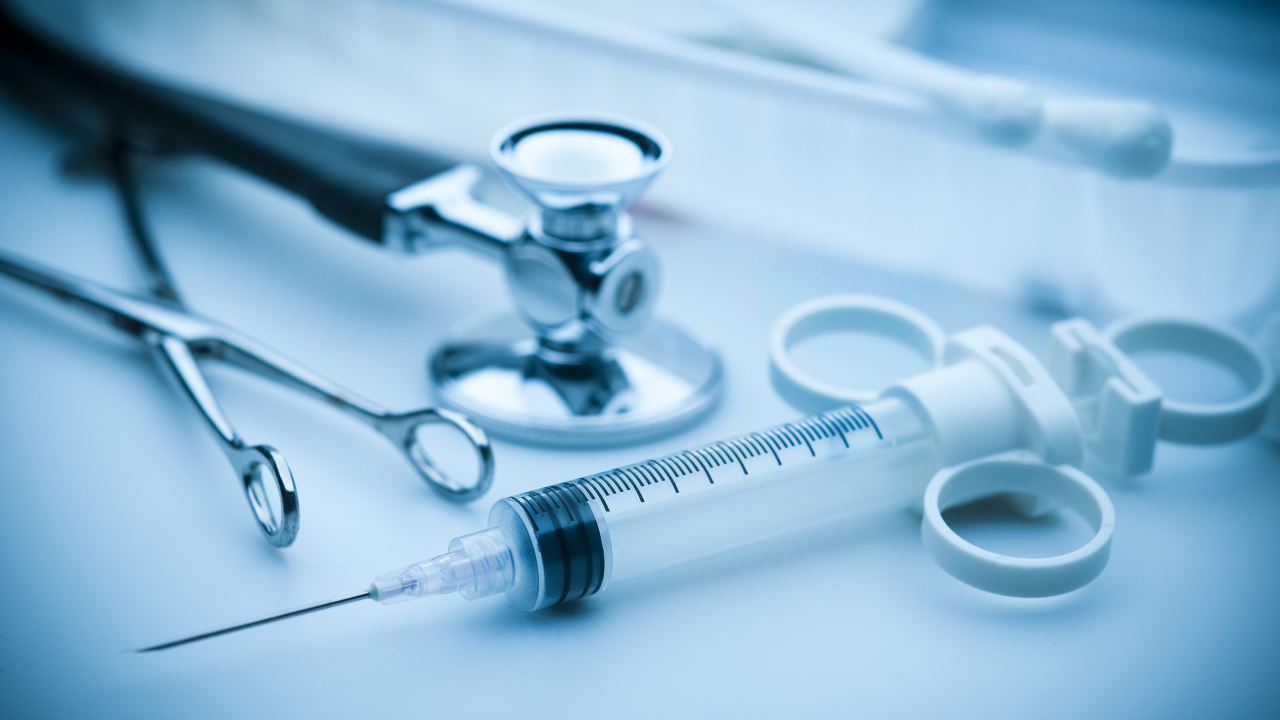 Шприц, зажим  и стетоскоп на столе