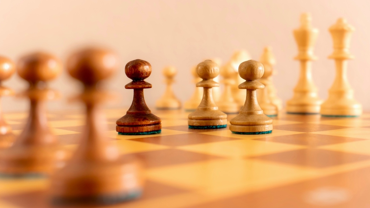 Деревянные шахматные фигуры на доске