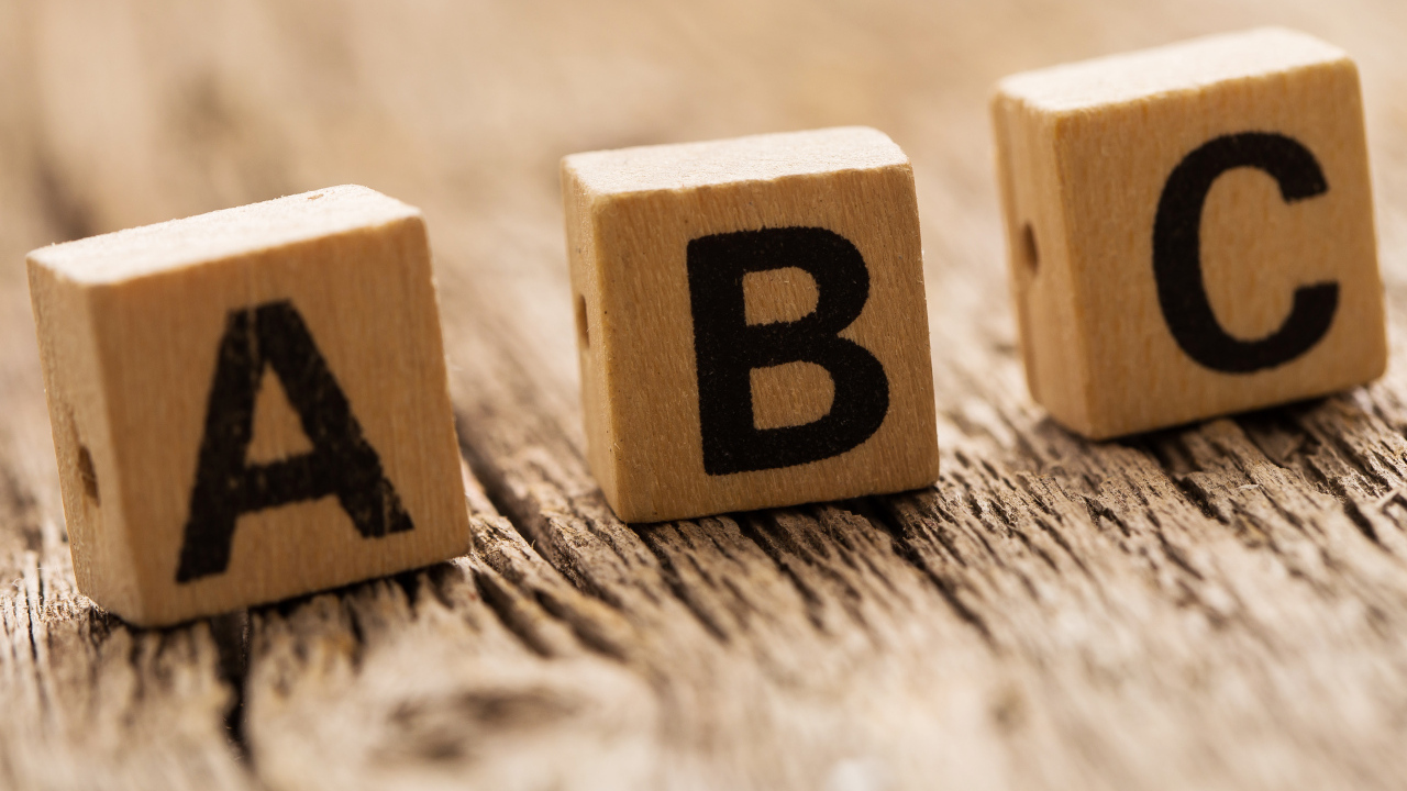 Деревянные кубики на столе 