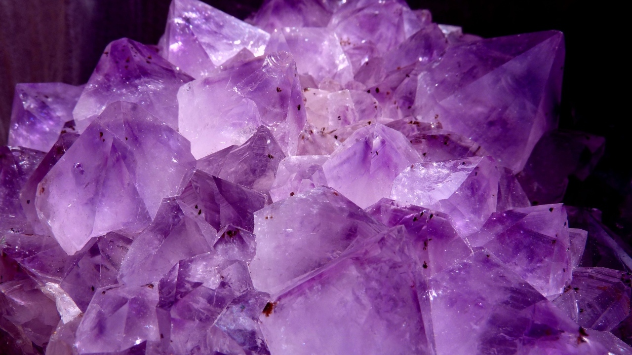 Красивый фиолетовый кристалл аметист