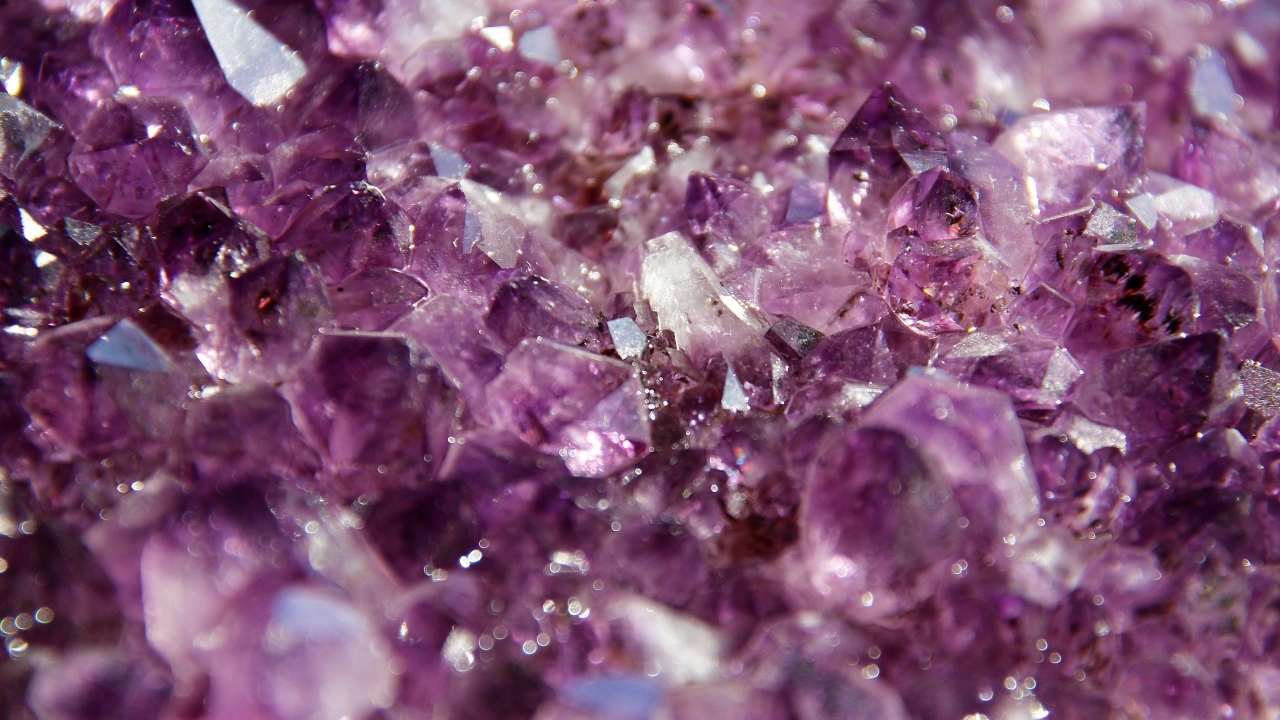 Яркий камень кристалл  аметист