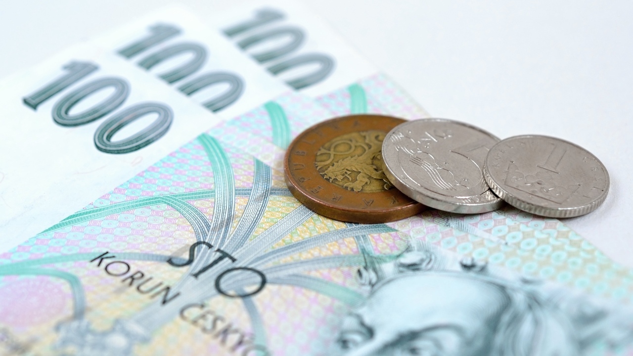 Купюры с монетами крупным планом