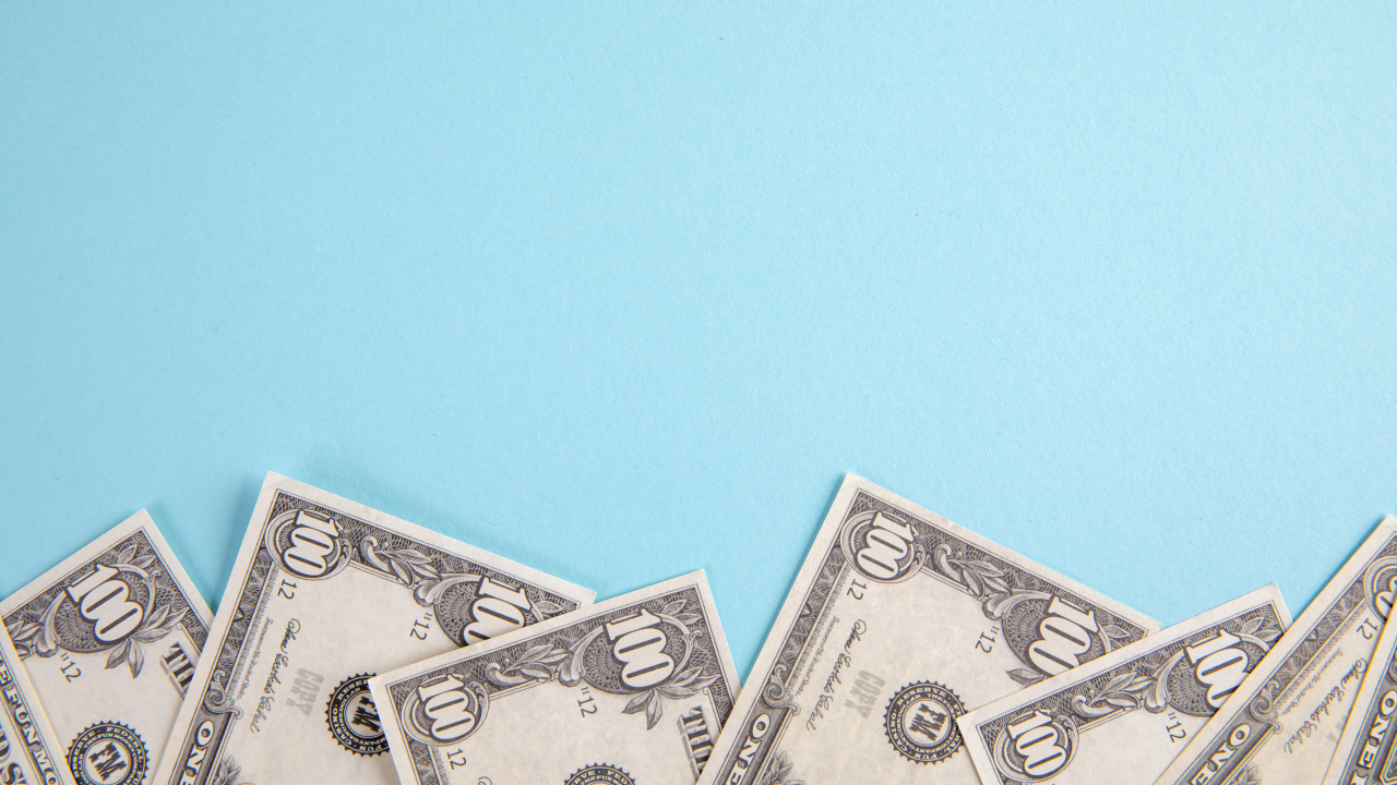 Банкноты доллары на голубом фоне