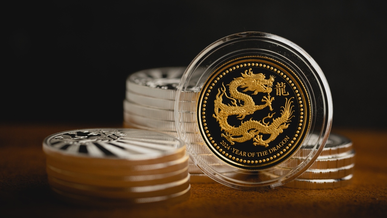 Монета с драконом на столе 