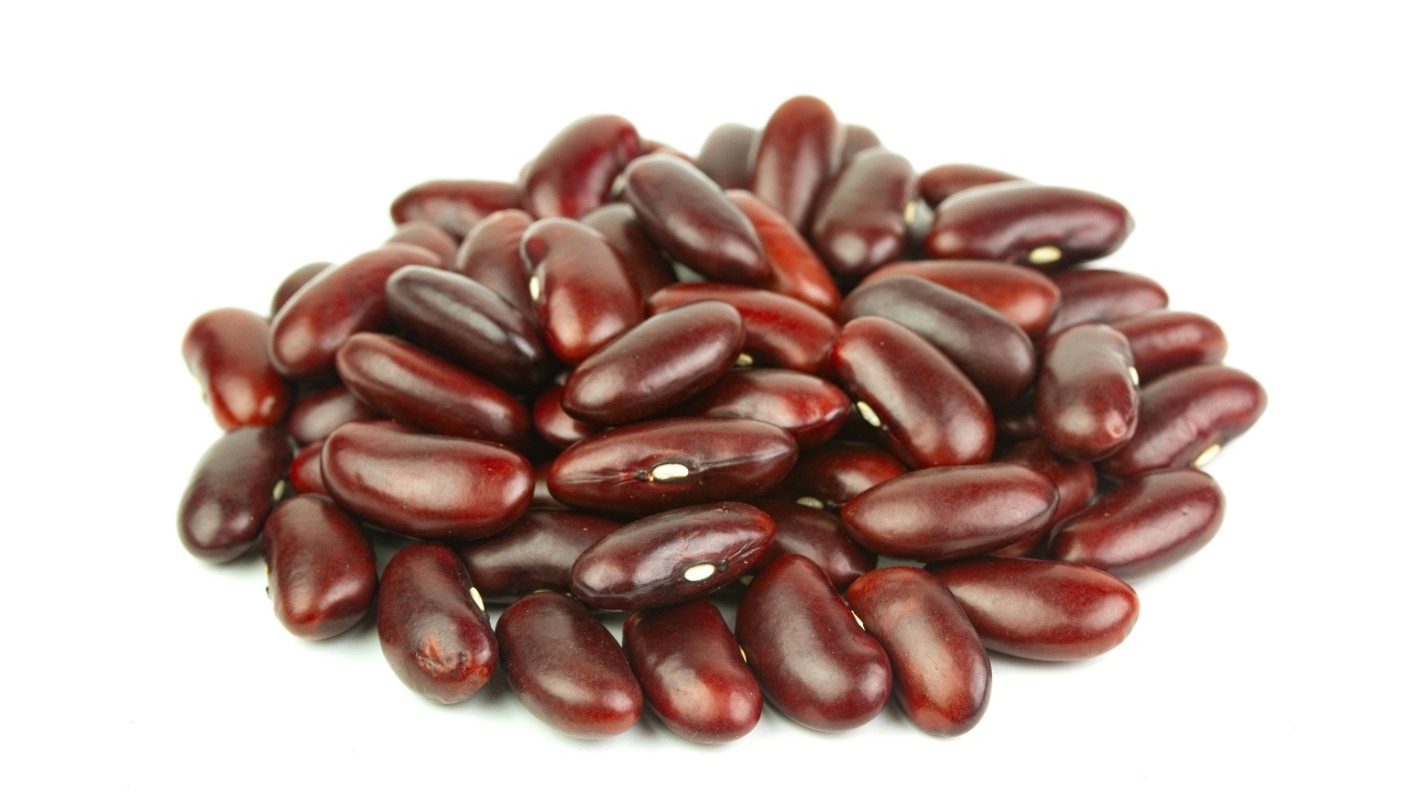 Горка красной фасоли на белом фоне