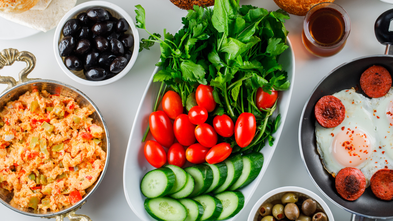 Аппетитные свежие овощи и зелень на столе на завтрак