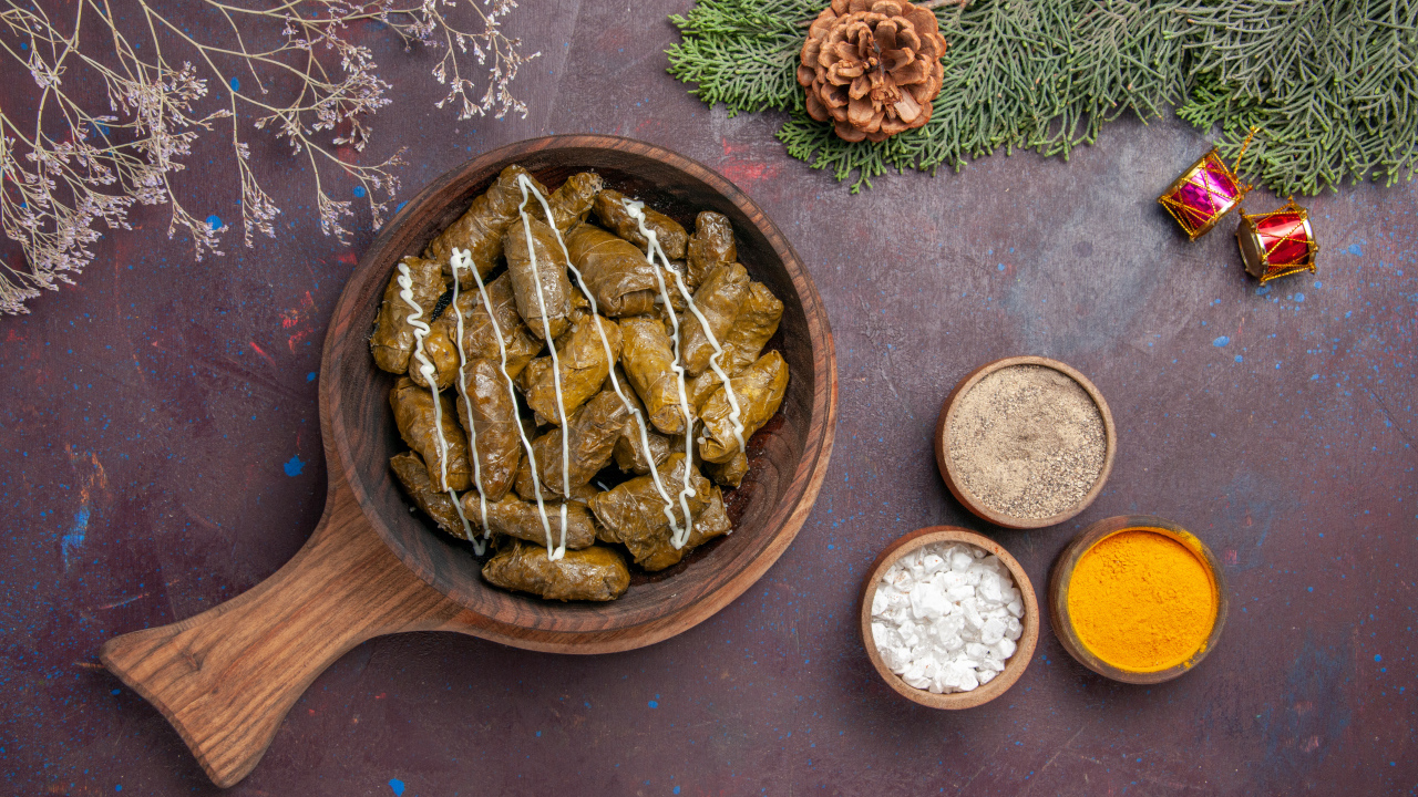 Долма на столе со специями