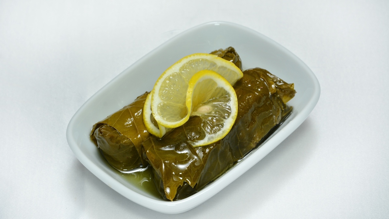 Долма с лимоном в тарелке