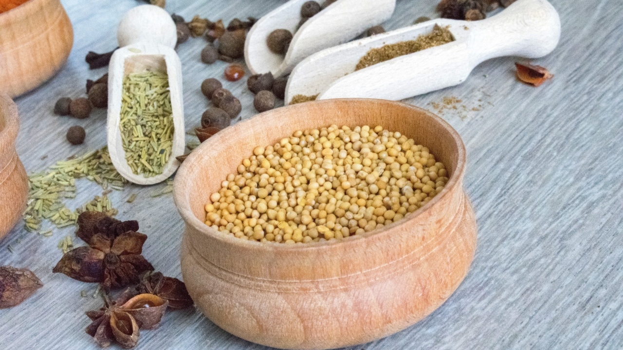 Ароматные специи на сером столе