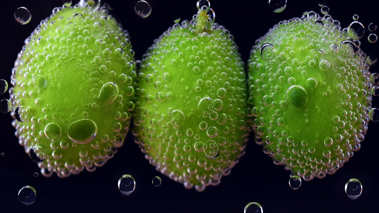 Зеленые оливки в пузырях в воде