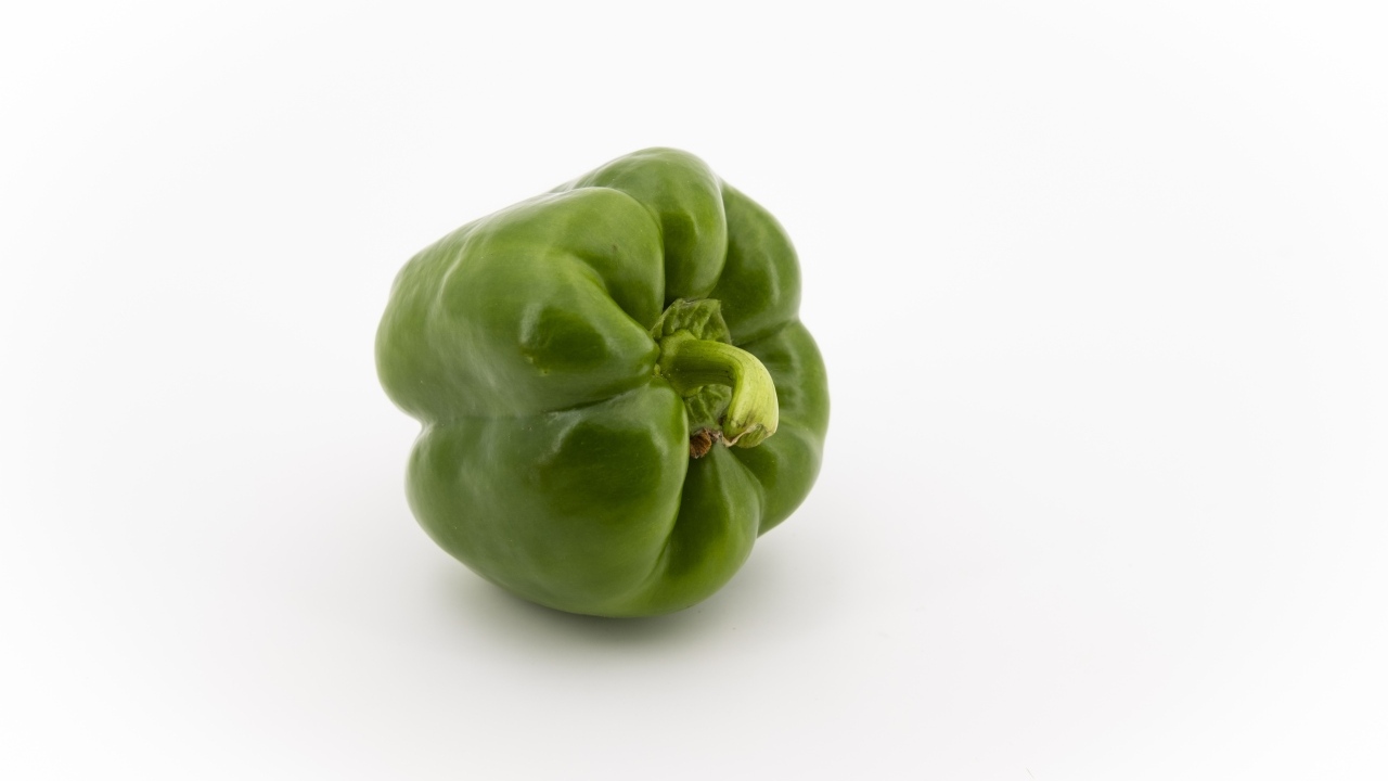 Зеленая паприка на белом фоне