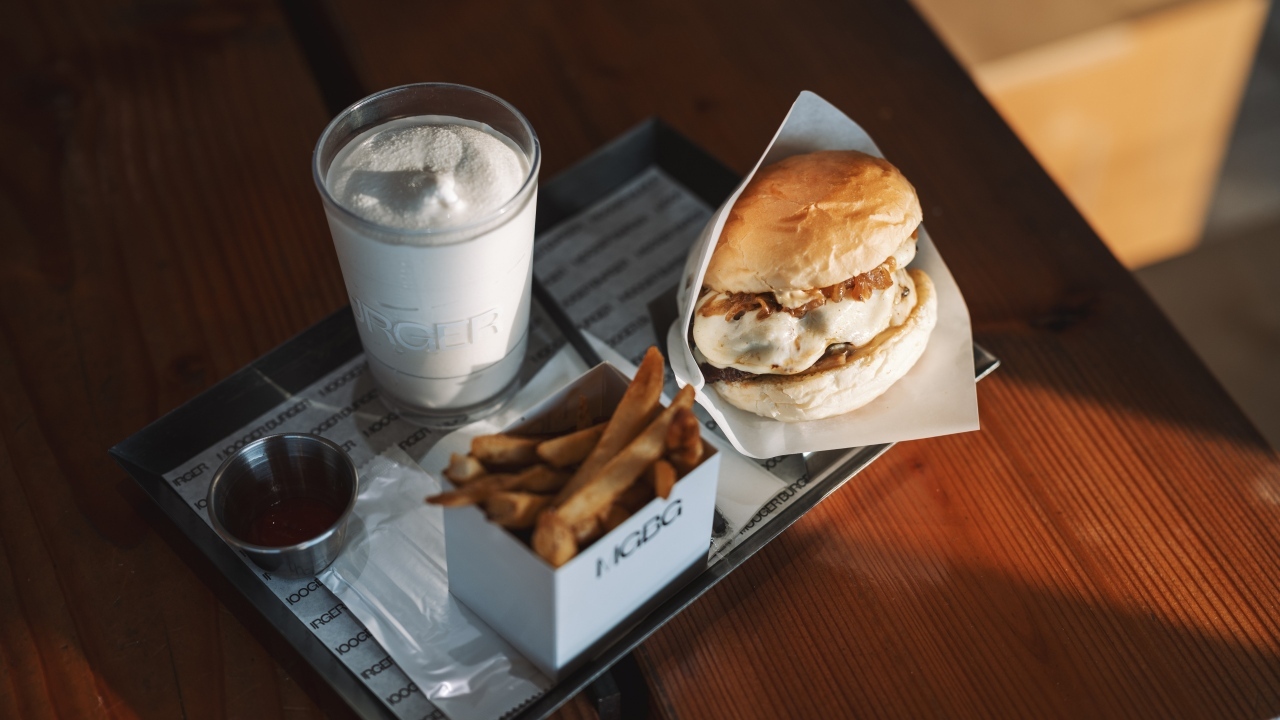 Гамбургер, картофель фри и  напиток на столе