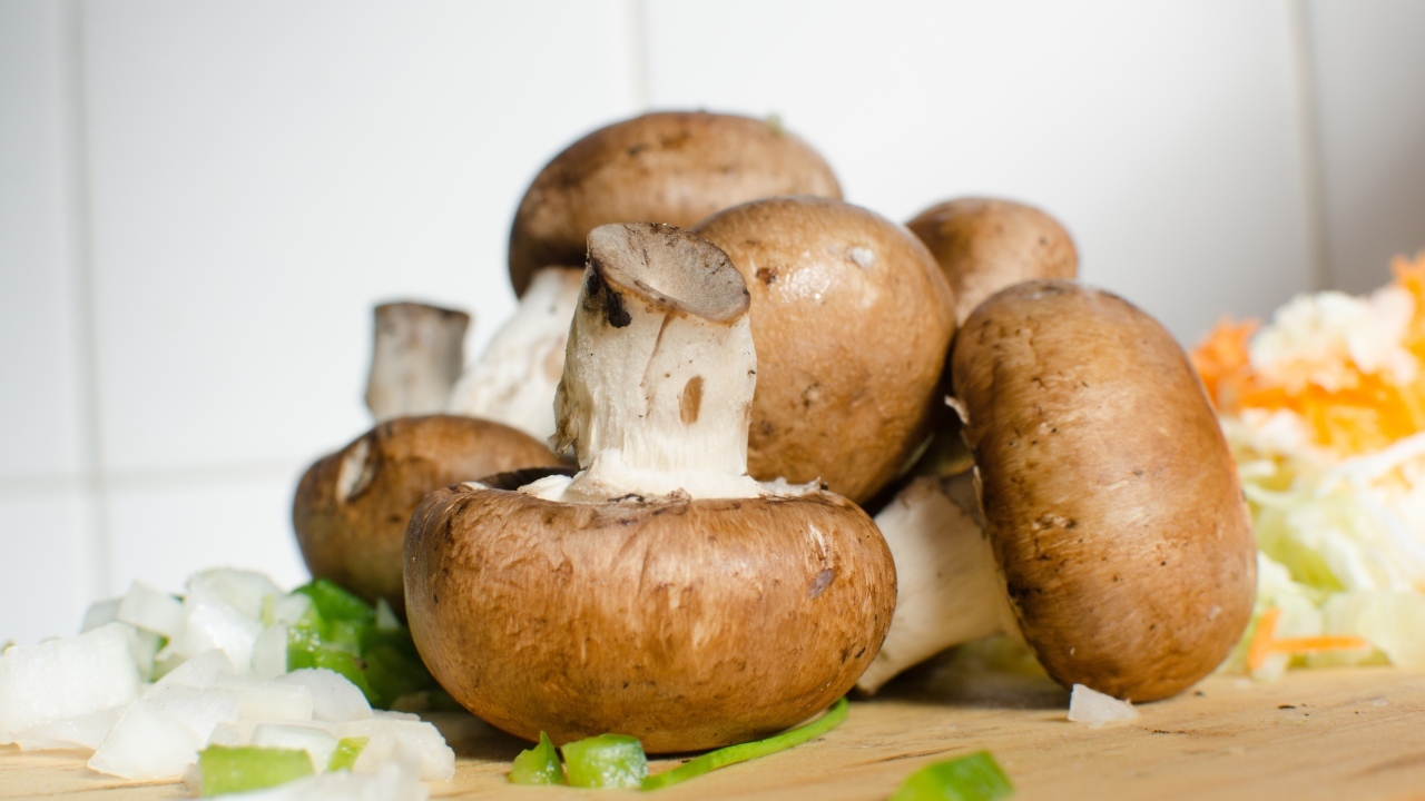 Большие свежие шампиньоны на столе