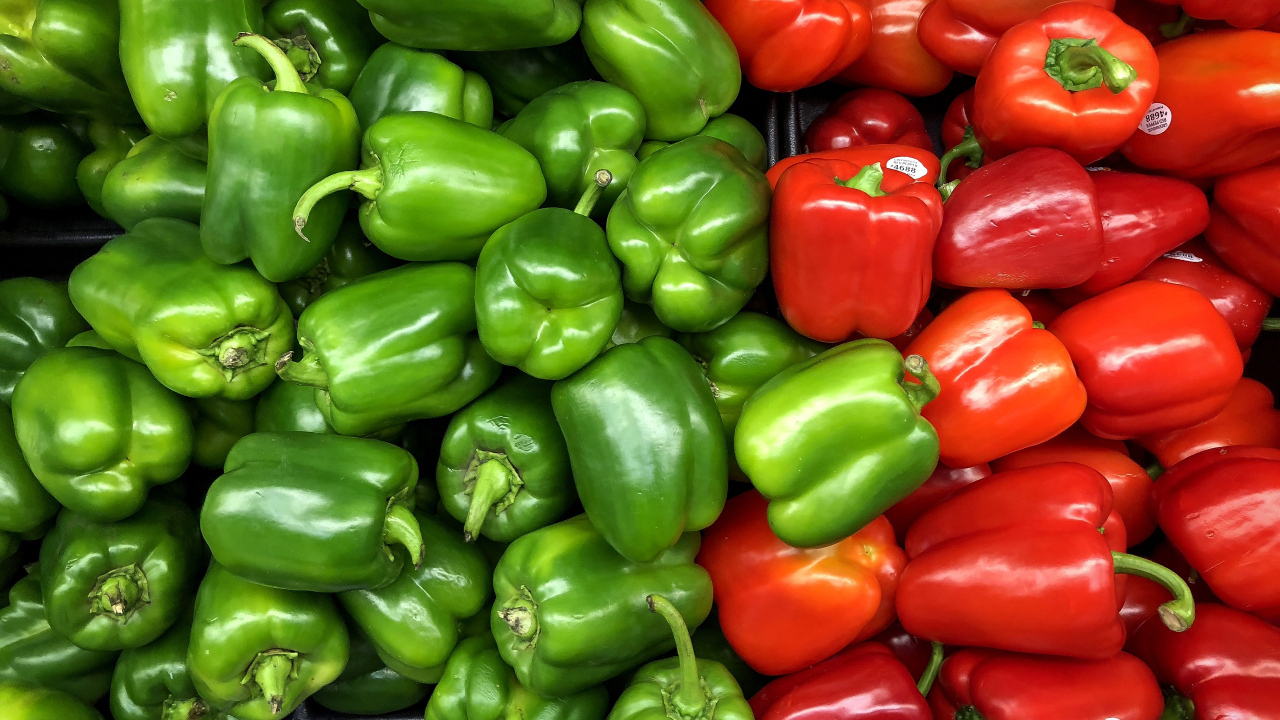 Большой красный и зеленый сладкий перец