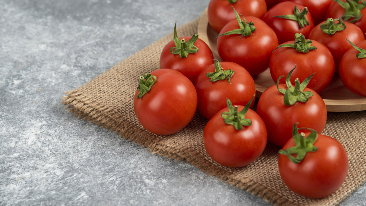 Большие круглые красные помидоры