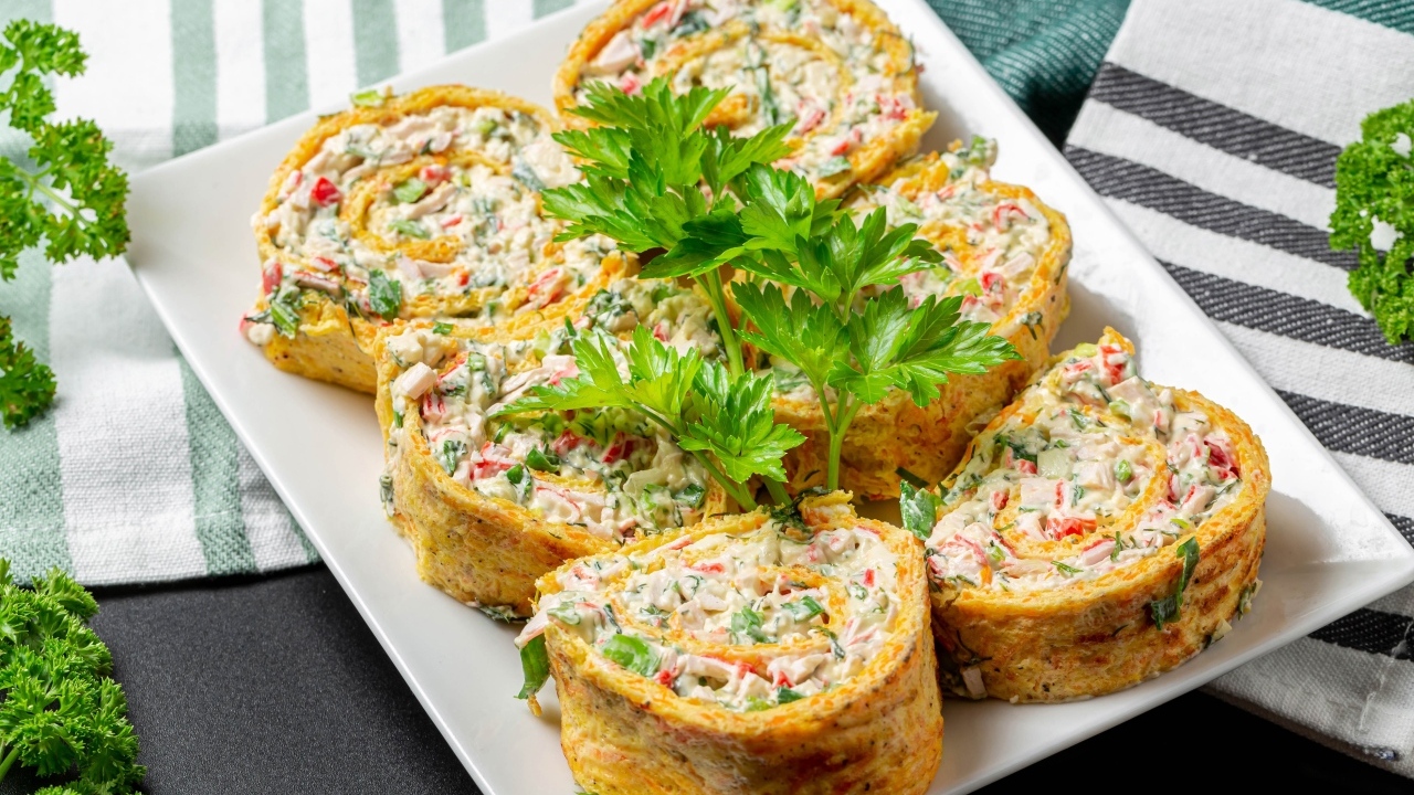 Рулет с омлета с начинкой на тарелке