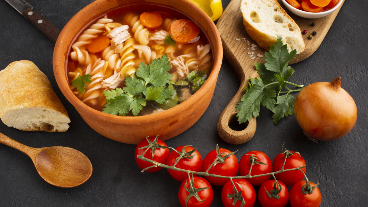 Макароны в тарелке на столе с овощами и специями