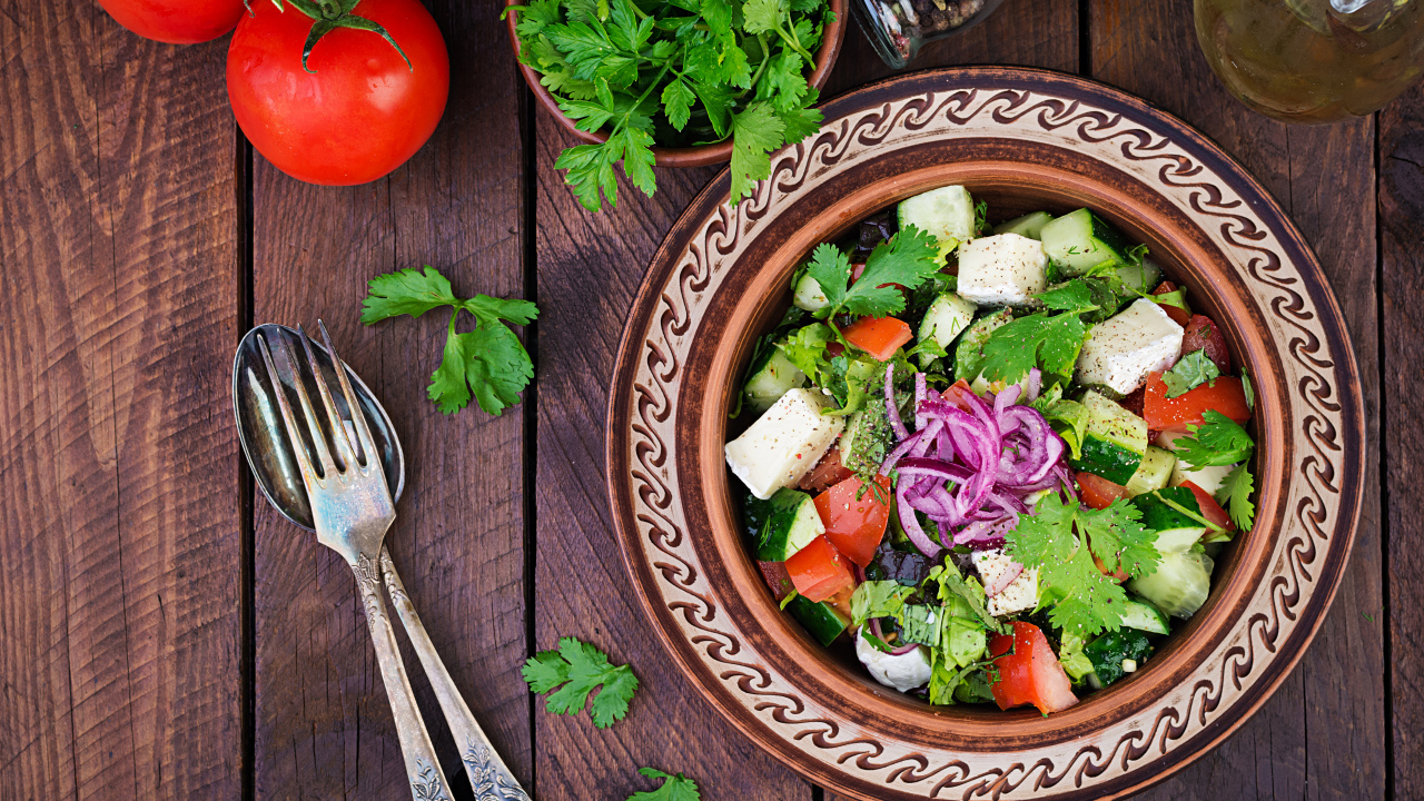 Тарелка вегетарианского салата в тарелке на столе