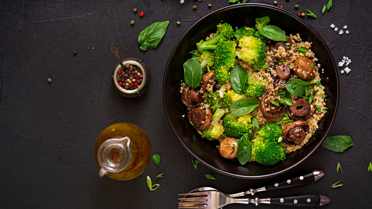 Каша с овощами и грибами в сковороде на столе