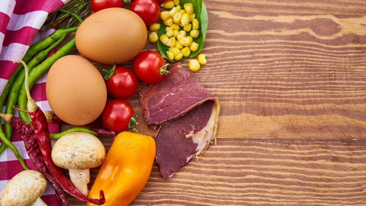 Продукты на деревянном столе с полотенцем