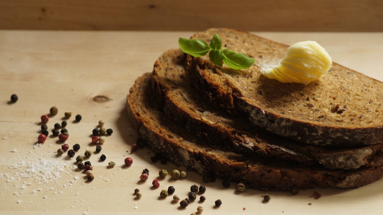 Нарезанный хлеб с маслом и перцем на столе