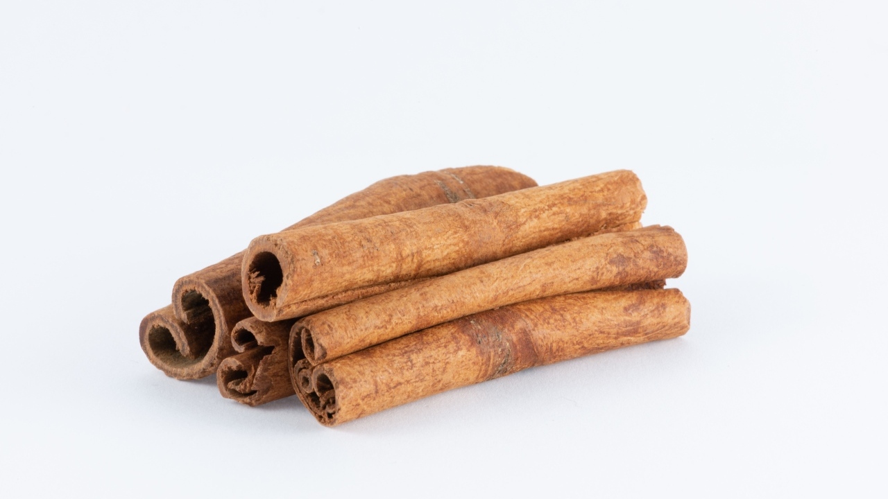 Пряная корица на сером фоне