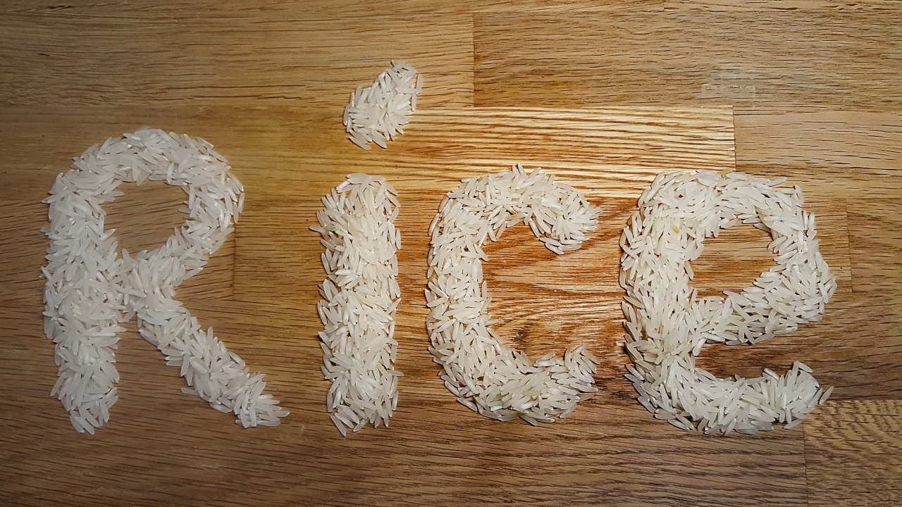 Надпись рис на деревянном столе