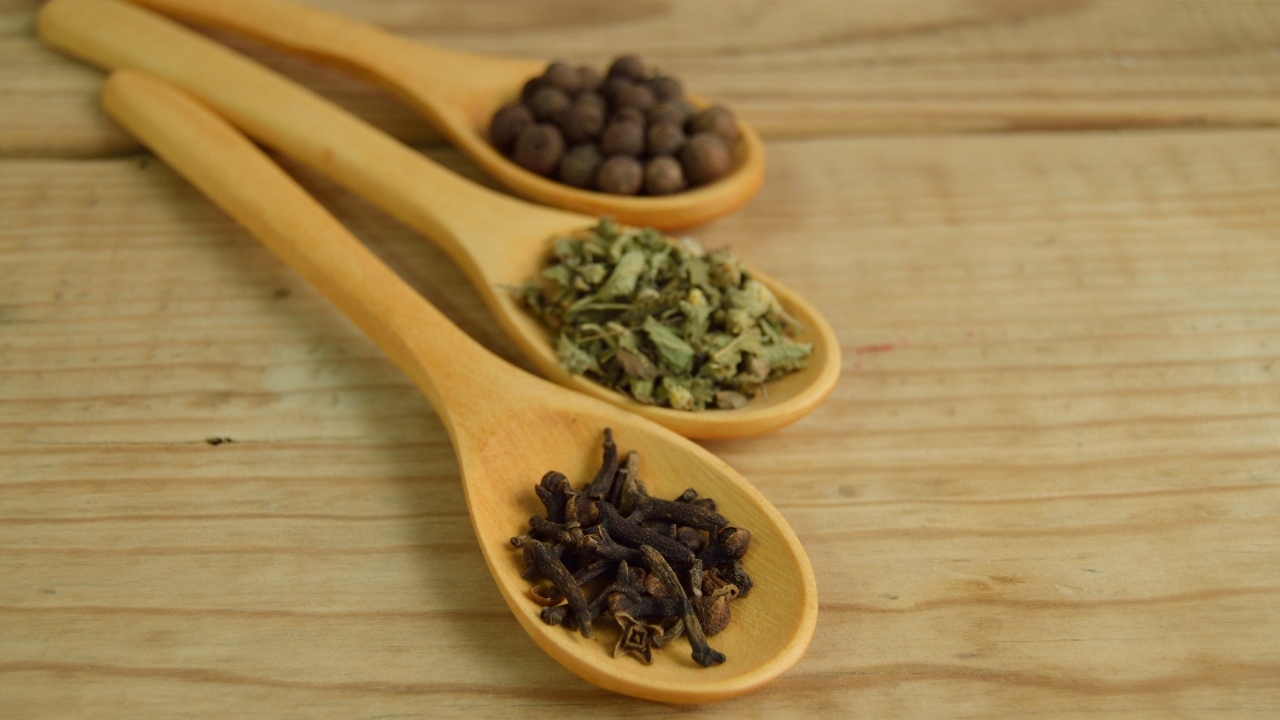 Три деревянные ложки с пряностями