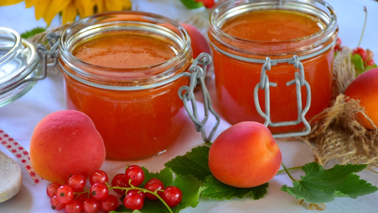 Джем на столе с абрикосами и красной смородиной