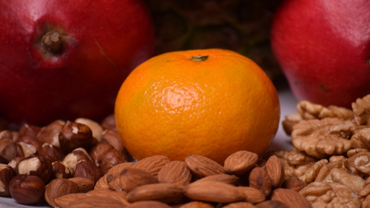 Большой оранжевый мандарин с орехами
