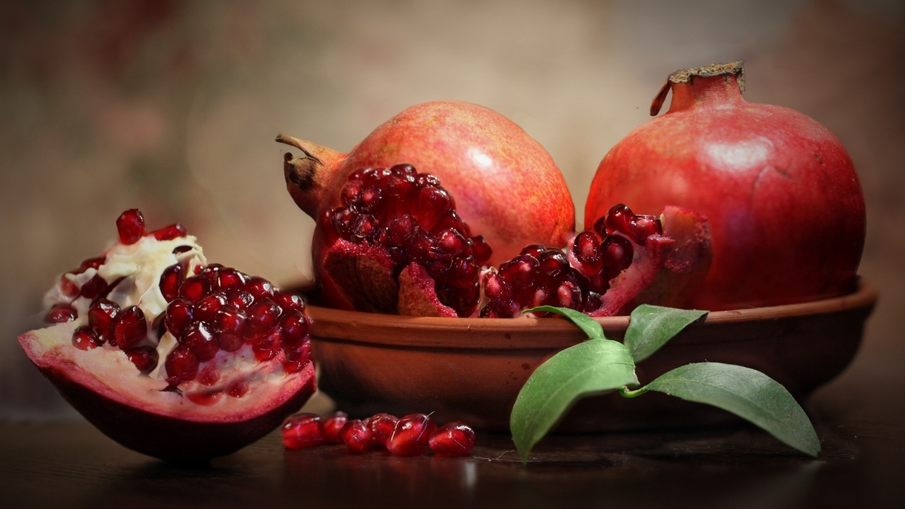 Большие спелые красные плоды граната