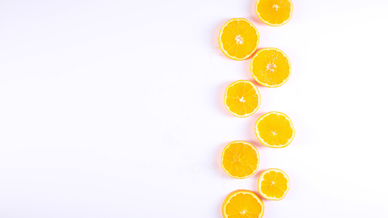 Много половинок лимона и апельсина на белом фоне