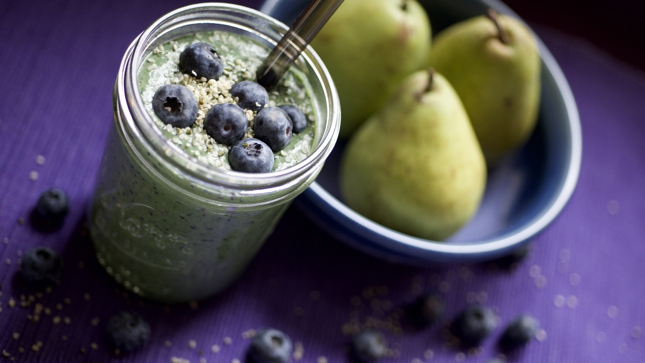 Смузи с ягодами черники на столе с грушами