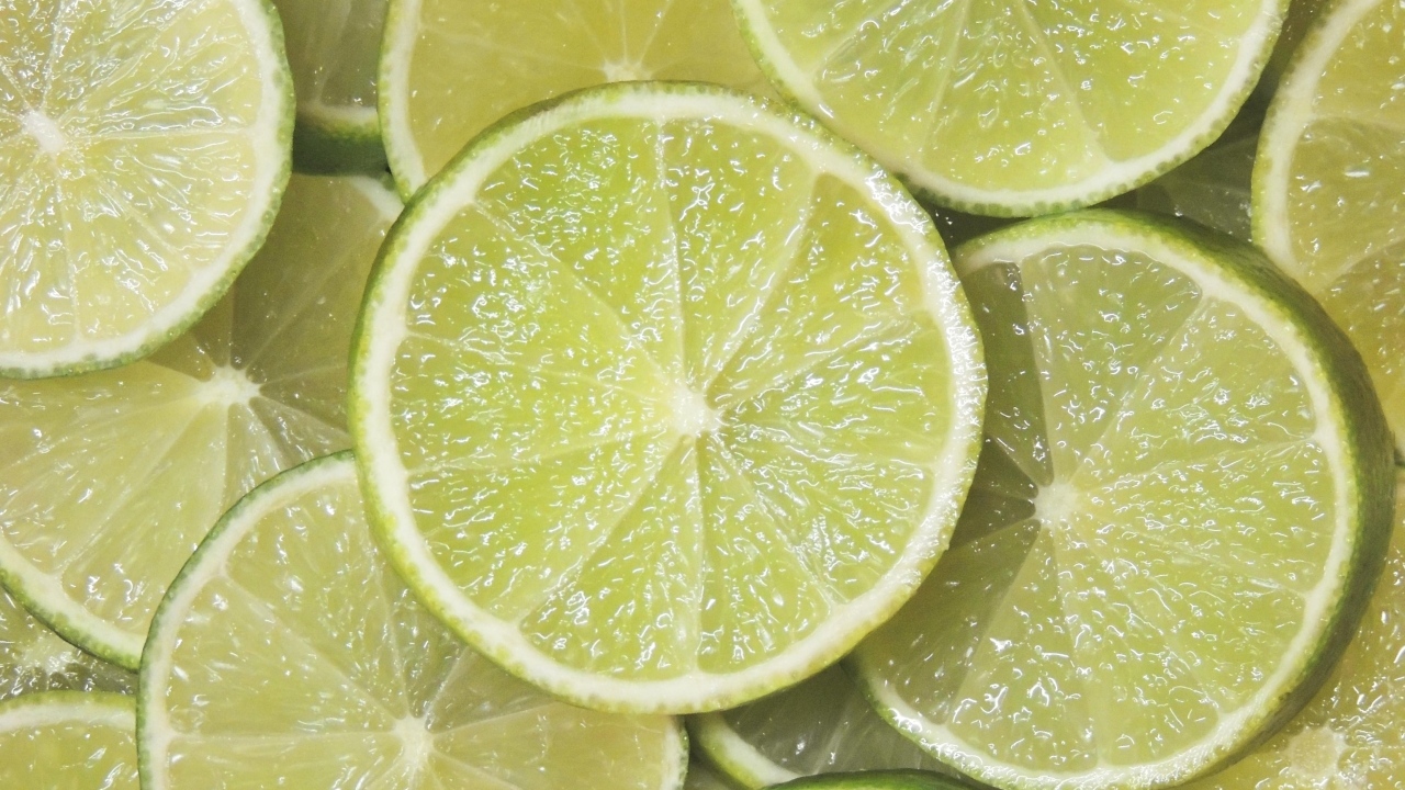 Кислый нарезанный лайм крупным планом