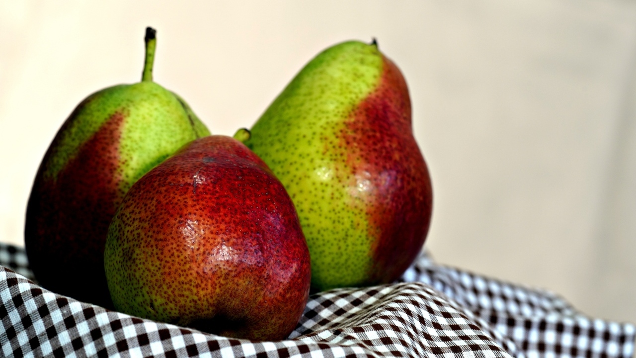 Три груши с полотенцем на столе