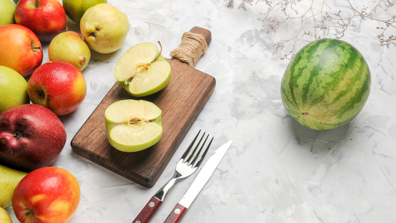 Арбуз  с яблоками и грушами на столе
