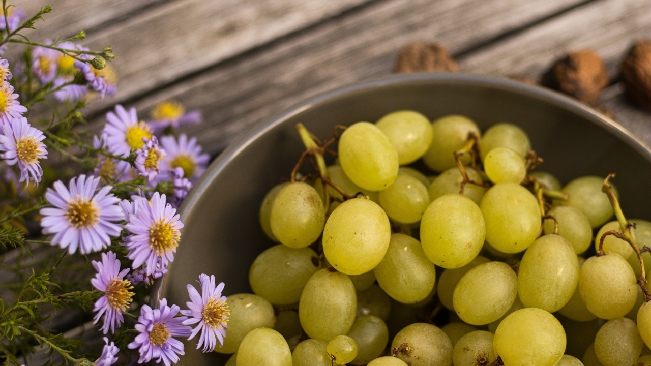 Белый виноград в миске с цветами