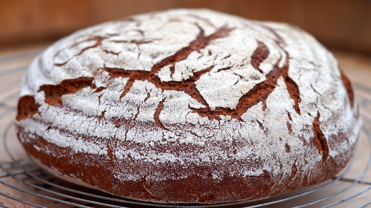 Свежий ароматный ржаной хлеб на столе