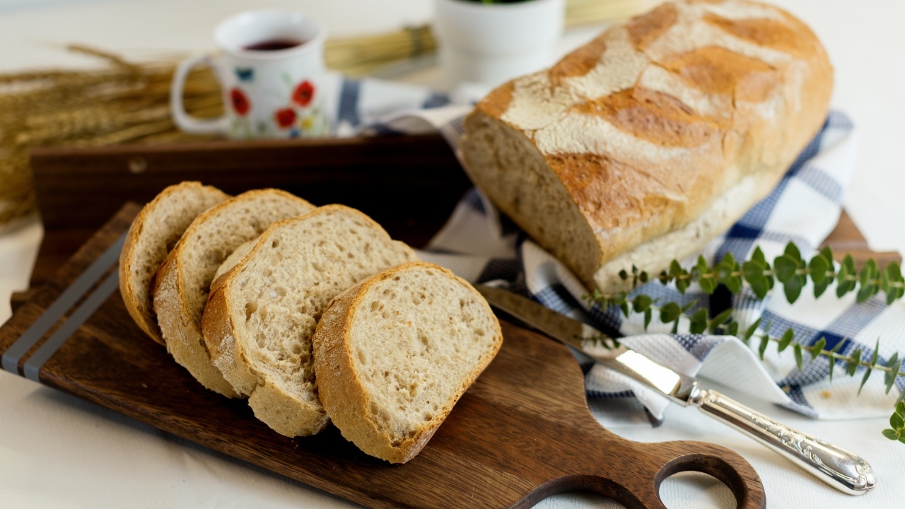 Нарезанный свежий хлеб на доске