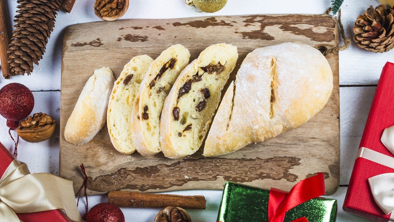 Нарезанный белый батон на столе