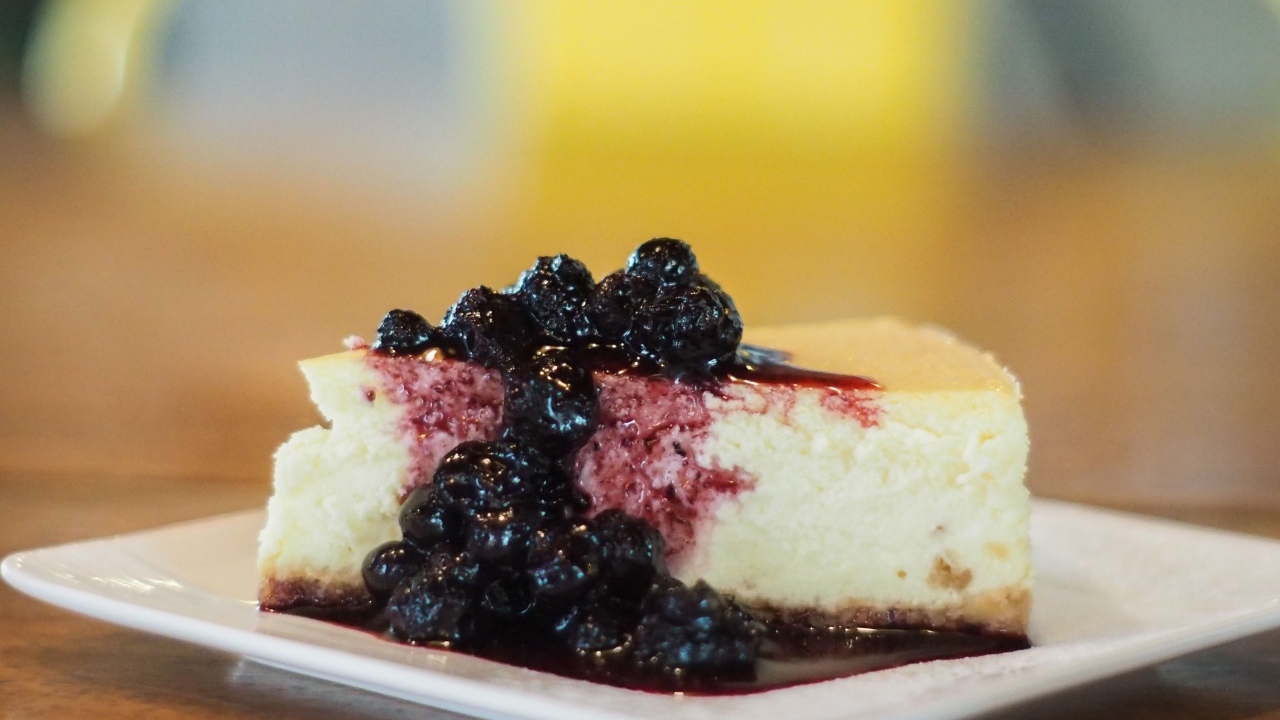 Кусок чизкейка с черничным вареньем