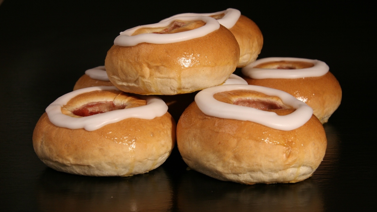 Аппетитные булочки с кремом на черном фоне