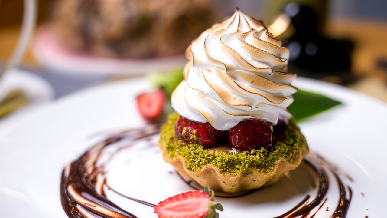 Аппетитное пирожное в тарталетке с кремом