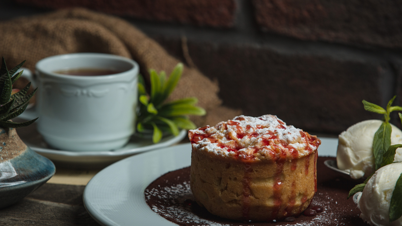 Яблочный пирог с чашкой чая на столе