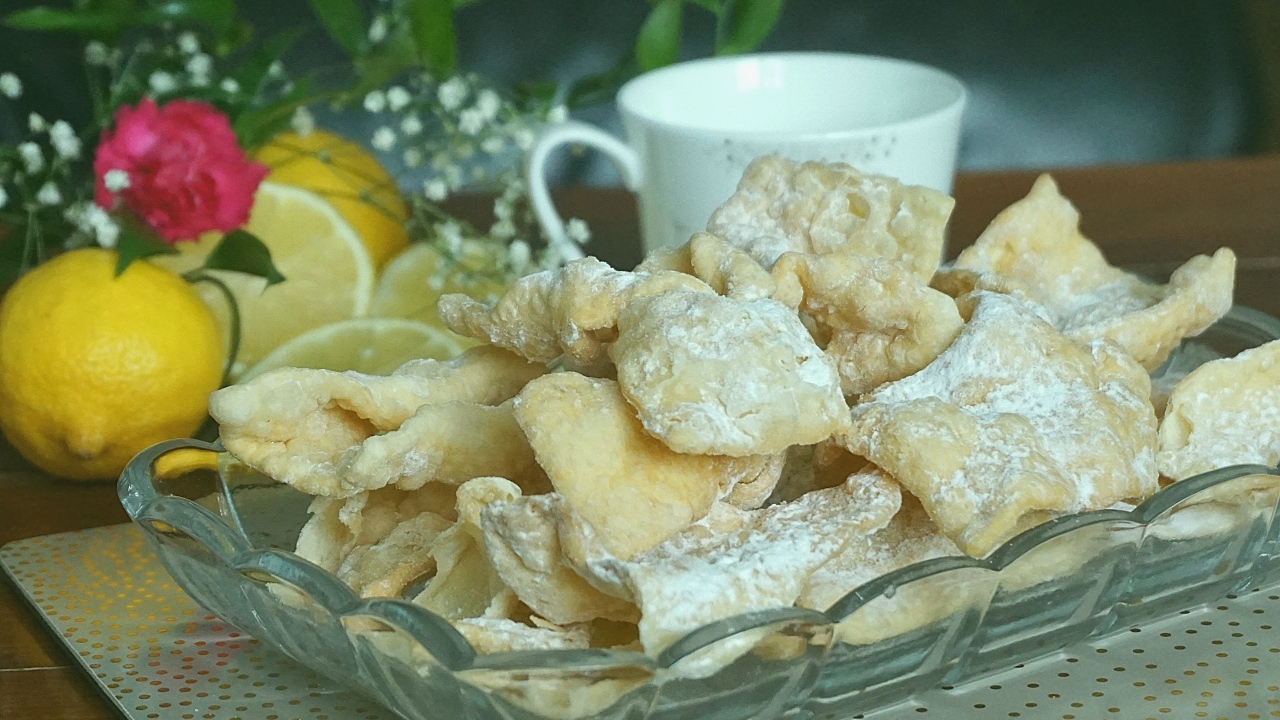 Печенье хворост на столе с лимоном