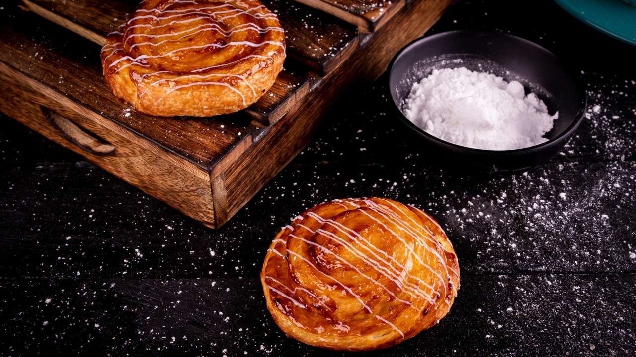 Булочки на столе с сахарной пудрой