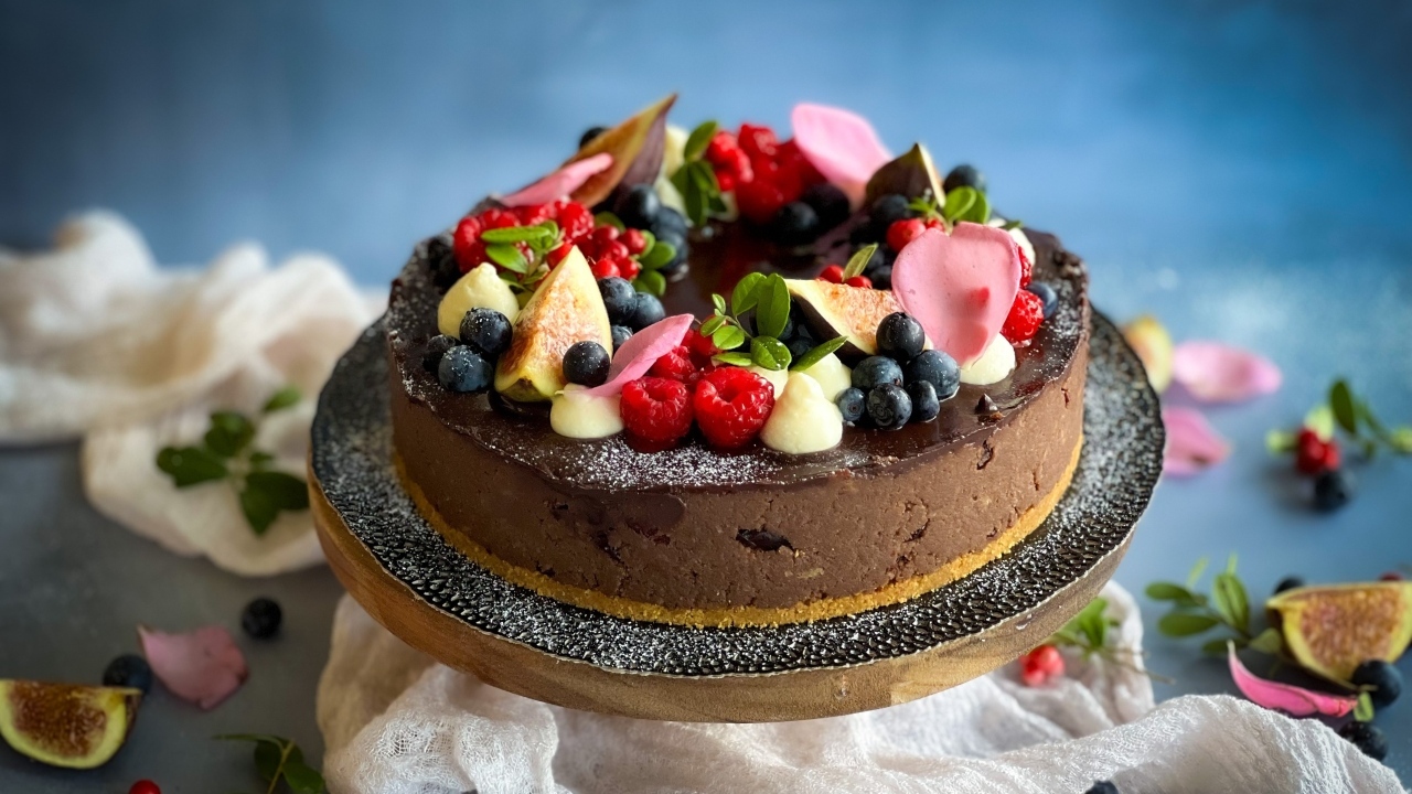 Шоколадный торт с ягодами на столе