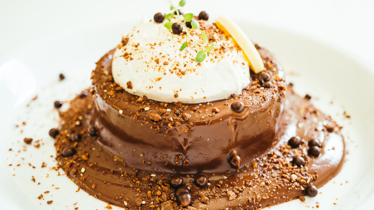 Пирожное в шоколаде со взбитыми сливками